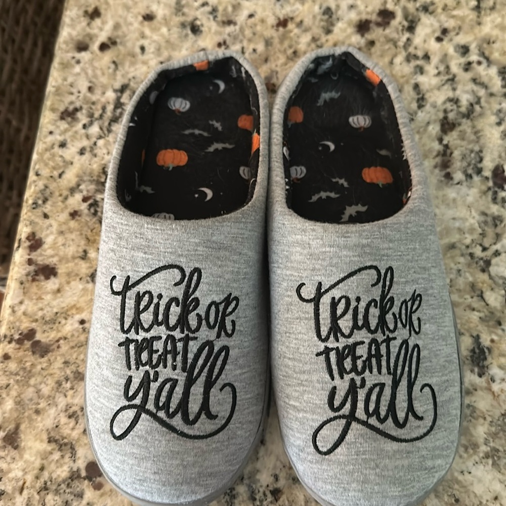 Slippers size 8-9
